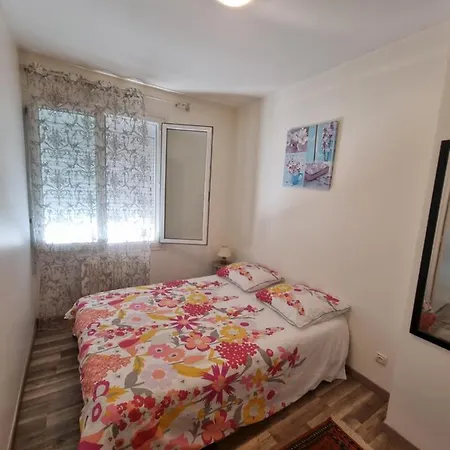 Appart En 1er Etage A 120m De La